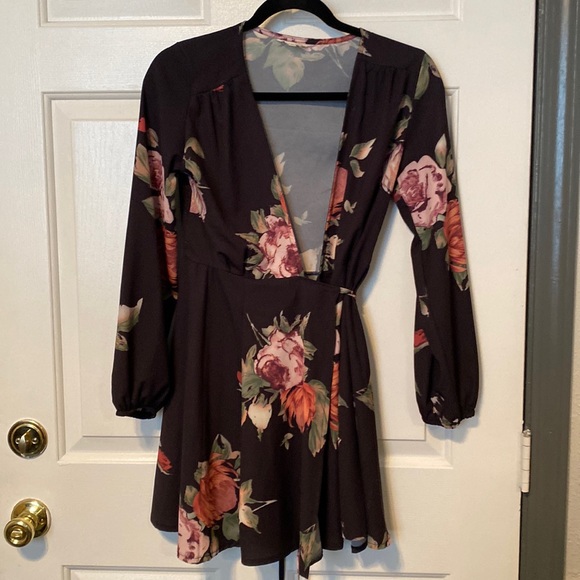 Dresses & Skirts - Floral short wrap dress. Size small
